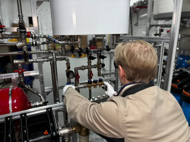 Techniker bei der Reparatur einer Anlage – Amirian Haustechnik Notdienst