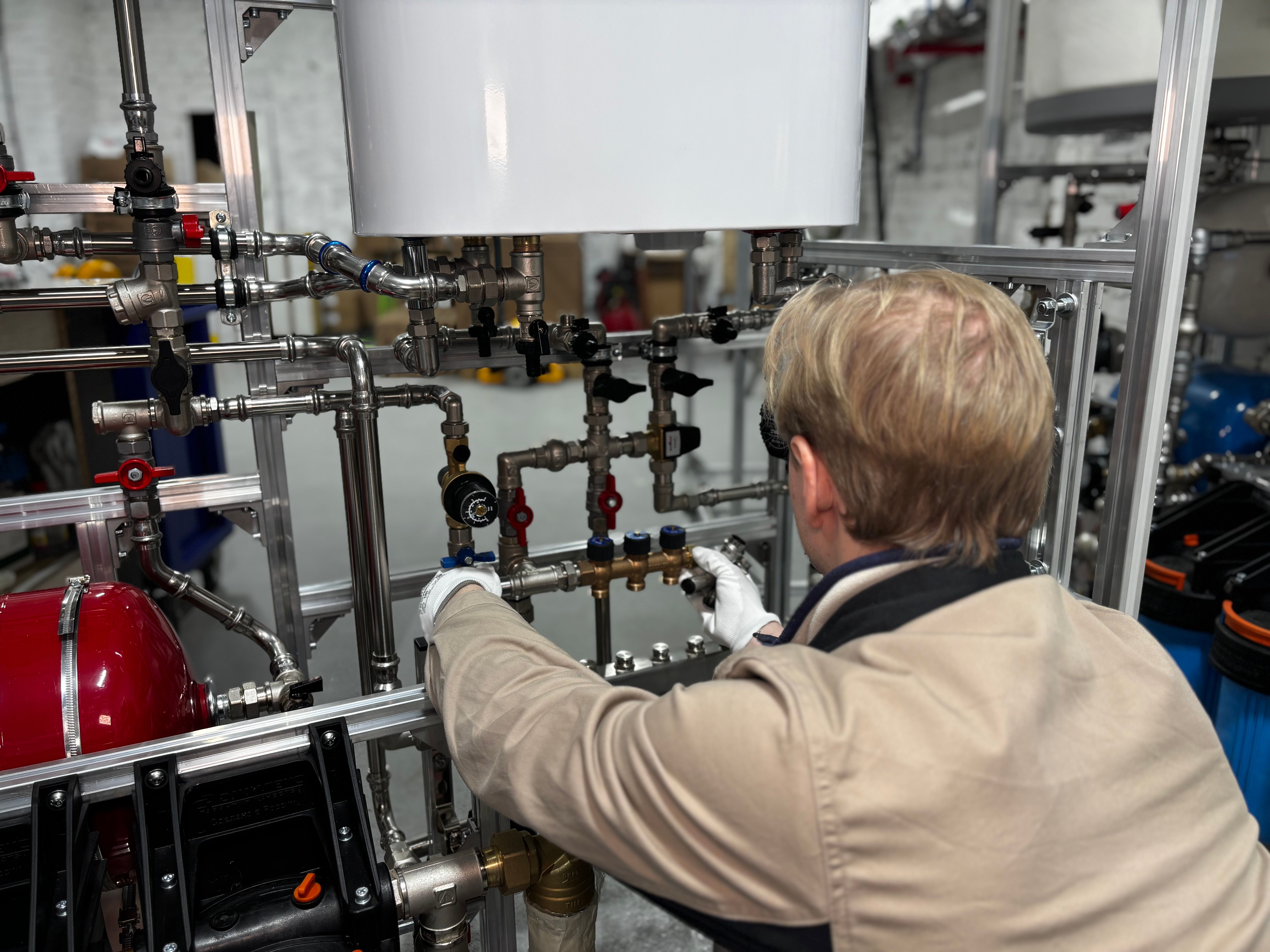Techniker bei der Reparatur einer Anlage – Amirian Haustechnik Notdienst